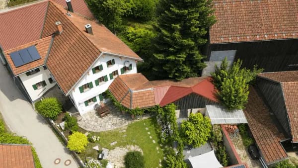 Immobilie in Hutthurm - Mediterranes Landhaus mit Toskana-Flair – kernsaniert, große Scheune, PV & Traumgarten - Bild 2