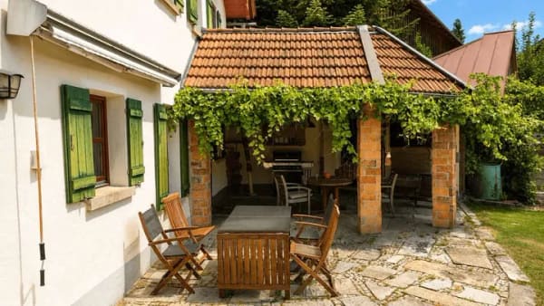 Immobilie in Hutthurm - Mediterranes Landhaus mit Toskana-Flair – kernsaniert, große Scheune, PV & Traumgarten - Bild 3