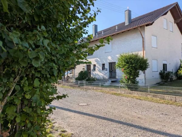 Immobilie in Boos - Viel Platz in Boos: Großzügiges Doppelhaus mit acht Schlafzimmern - Bild 0