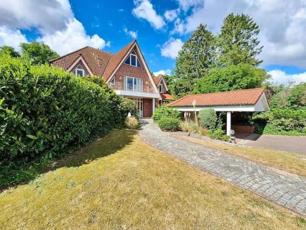 Immobilie in Groß Grönau - Imposante Maisonette-Wohnung mit Einfamilienhaus-Charakter, 4 Balkonen, Doppelcarport u. Sauna! - Bild 1