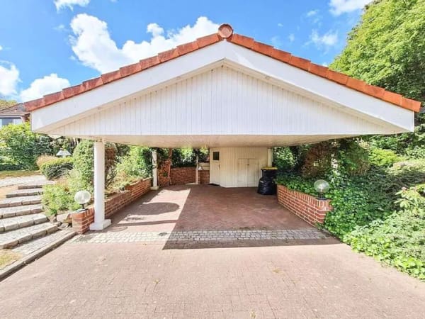 Immobilie in Groß Grönau - Imposante Maisonette-Wohnung mit Einfamilienhaus-Charakter, 4 Balkonen, Doppelcarport u. Sauna! - Bild 2