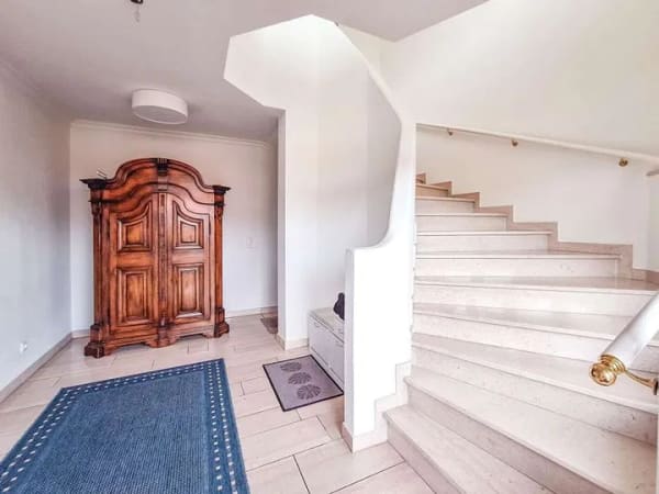 Immobilie in Groß Grönau - Imposante Maisonette-Wohnung mit Einfamilienhaus-Charakter, 4 Balkonen, Doppelcarport u. Sauna! - Bild 3