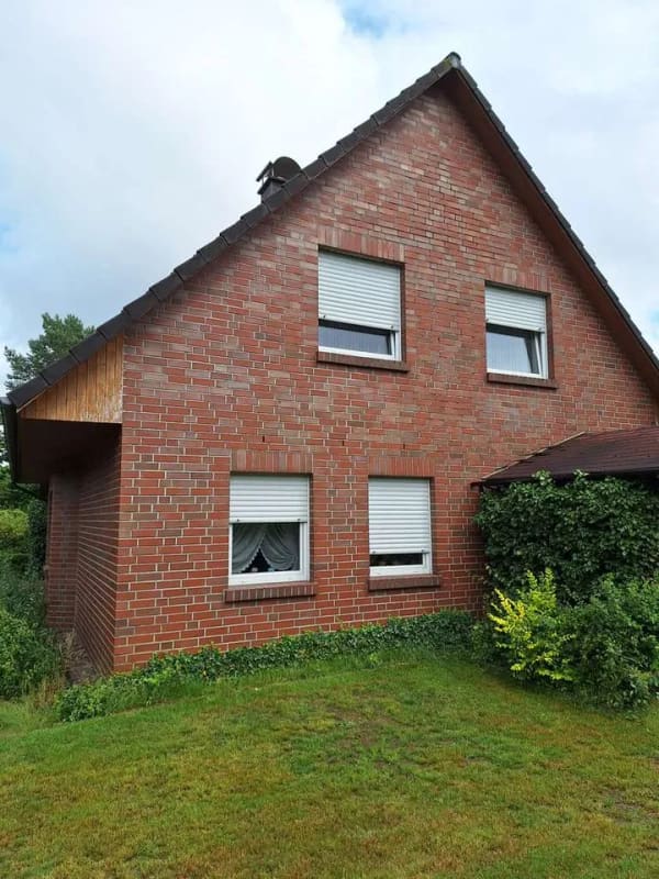 Immobilie in Hatten - 5-Zimmer-Einfamilienhaus mit Garage, Carport und großem Grundstück in ruhiger Sackgassenlage - Bild 1