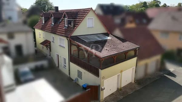 Immobilie in Obernbreit - Einfamilienhaus mit großzügigen Räumen und zwei Garagen - Bild 1