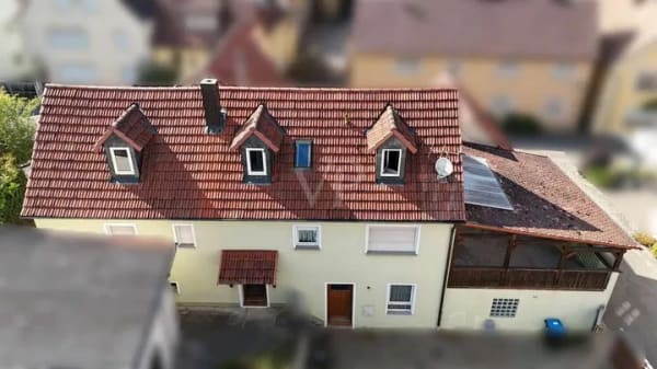 Immobilie in Obernbreit - Einfamilienhaus mit großzügigen Räumen und zwei Garagen - Bild 2