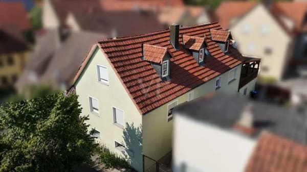 Immobilie in Obernbreit - Einfamilienhaus mit großzügigen Räumen und zwei Garagen - Bild 3