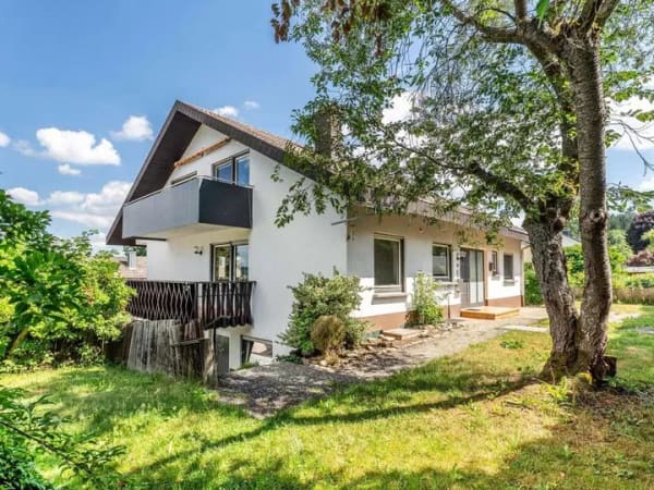 Immobilie in Brigachtal - Dreifamilienhaus mit 2 Garagen und Stellplatz - Bild 1