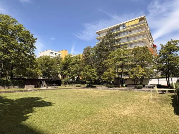 Immobilie in München - Renovierungsbedürftige, vermietete 1-Zimmer-Wohnung mit großem Balkon und Hallenbad - Bild 0