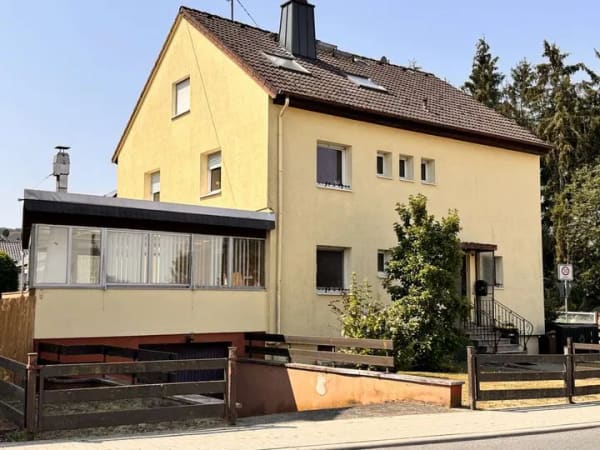 Immobilie in Hohenstein - FREISTEHENDES &  GEDÄMMTES 3-FAMILIENHAUS NÄHE ORTSRAND ZU VERKAUFEN !!! - Bild 1