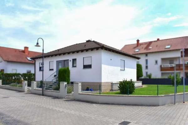 Immobilie in Groß-Rohrheim - Freistehender Bungalow mit Garten, Garage, ELW und großzügigem Grundstück in Groß-Rohrheim - Bild 0