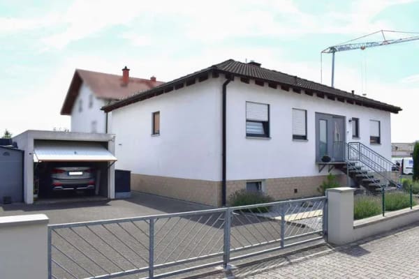 Immobilie in Groß-Rohrheim - Freistehender Bungalow mit Garten, Garage, ELW und großzügigem Grundstück in Groß-Rohrheim - Bild 1