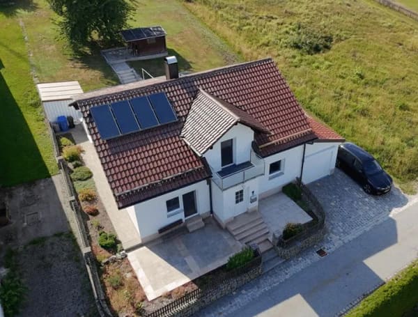 Immobilie in Schöfweg - Geräumiges Wohnhaus mit großem Grundstück in ruhiger Randlage ! - Bild 0