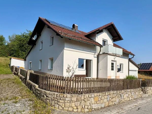 Immobilie in Schöfweg - Geräumiges Wohnhaus mit großem Grundstück in ruhiger Randlage ! - Bild 2