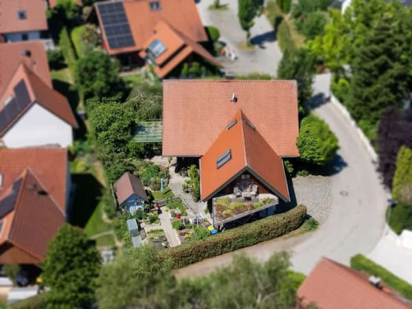 Immobilie in Kirchheim in Schwaben - Besonderes Holzhaus in Blockbauweise mit idyllischem Garten und moderner Architektur - Bild 1