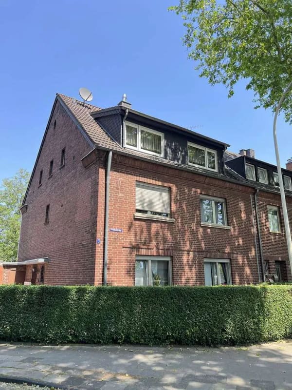 Immobilie in Frechen - Dreifamilienhaus mit Garten in zentraler Lage von Frechen - Bild 0