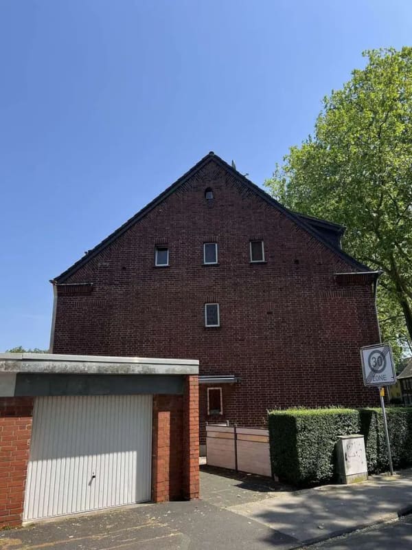 Immobilie in Frechen - Dreifamilienhaus mit Garten in zentraler Lage von Frechen - Bild 1
