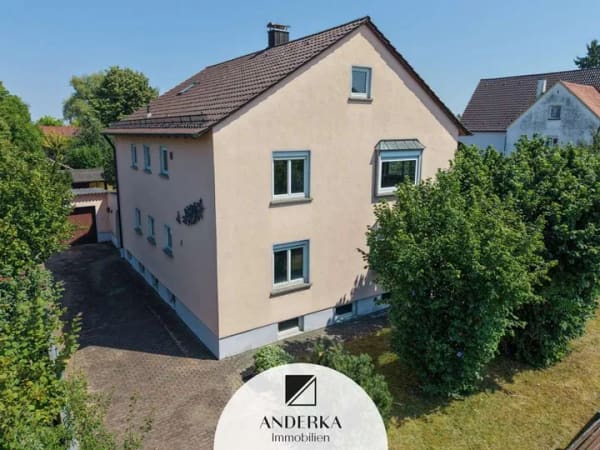 Immobilie in Leipheim - Zweifamilienhaus plus erschlossenes Baugrundstück – seltene Gelegenheit in Leipheim. - Bild 0