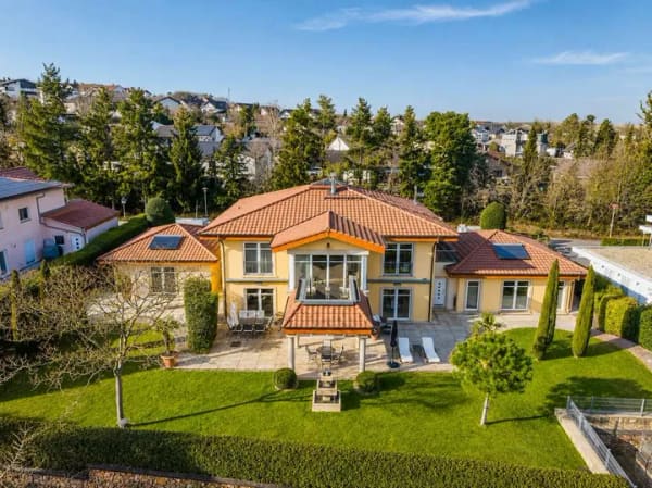Immobilie in Kirchheimbolanden - Repräsentative Villa mit außergewöhnlicher Architektur und hoher Privatsphäre - Bild 2