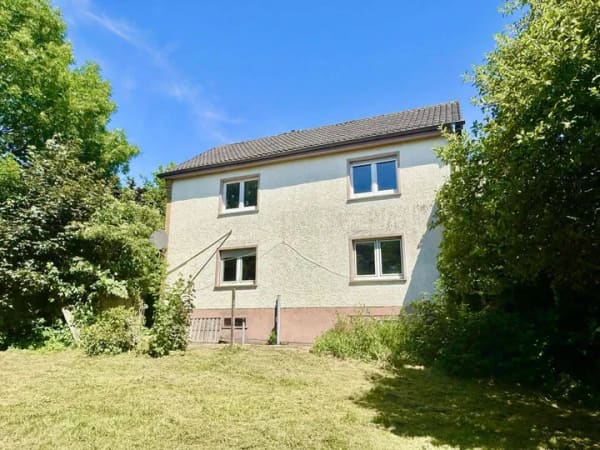 Immobilie in Bad Pyrmont - Viel Platz für Familie, Generationen oder Vermietung - Einfamilienhaus mit Einliegerwohnung in naturnaher Lage - Bild 1