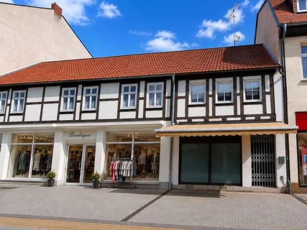 Immobilie in Burg - Dieses Haus wartet nicht nur auf einen Käufer. Es wartet auch auf jemanden mit Visionen. - Bild 1