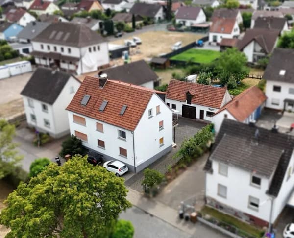 Immobilie in Hasselroth - Familienfreundliches Mehrfamilienhaus mit Bauplatz in Hasselroth - Bild 0