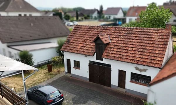 Immobilie in Hasselroth - Familienfreundliches Mehrfamilienhaus mit Bauplatz in Hasselroth - Bild 1