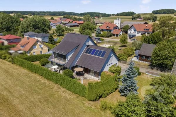 Immobilie in Vohenstrauß - Exklusives Einfamilienhaus/ offenes Raumkonzept, Feldblick und außergewöhnlicher Wohnqualität in VOH - Bild 1