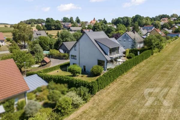 Immobilie in Vohenstrauß - Exklusives Einfamilienhaus/ offenes Raumkonzept, Feldblick und außergewöhnlicher Wohnqualität in VOH - Bild 2