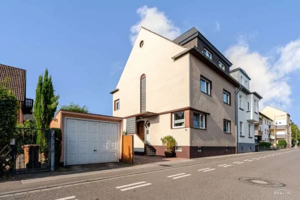 Immobilie in Siegburg - Solides Mehrfamilienhaus mit drei Wohneinheiten – Kapitalanlage mit Entwicklungspotenzial - Bild 0