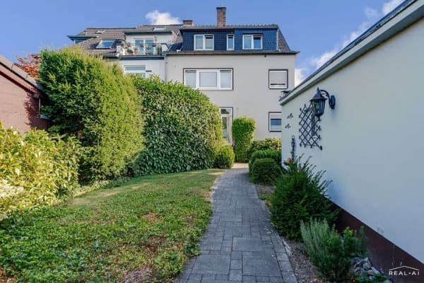Immobilie in Siegburg - Solides Mehrfamilienhaus mit drei Wohneinheiten – Kapitalanlage mit Entwicklungspotenzial - Bild 1