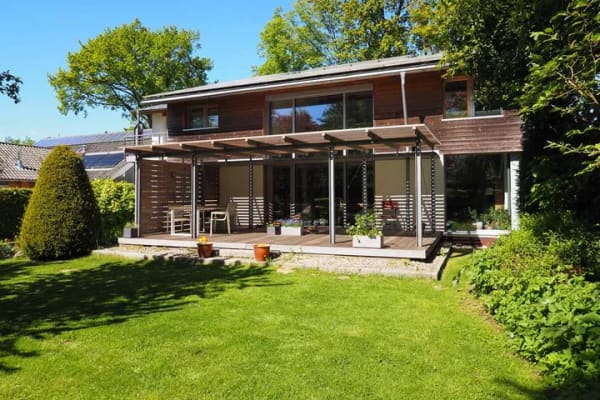 Immobilie in Hoisdorf - Großzügiges Architektenhaus mit ökologischem Konzept plus Baugrundstück nordöstlich von Hamburg - Bild 0