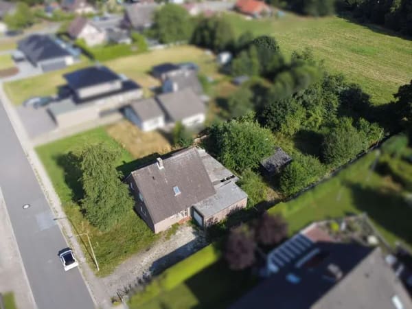 Immobilie in Ostrhauderfehn - Projekt mit Zukunft: Freistehendes Haus für Bastler & Investoren (Potenzial für 2 Parteien) - Bild 1