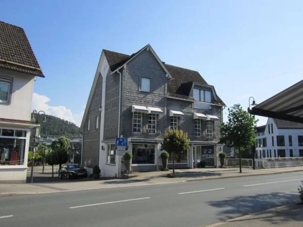 Immobilie in Bad Berleburg - Wohn- und Geschäftshaus im Zentrum von Bad Berleburg, direkt am Marktplatz. - Bild 0