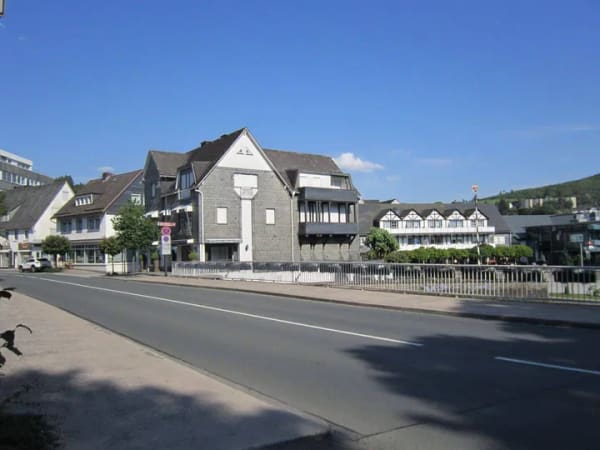 Immobilie in Bad Berleburg - Wohn- und Geschäftshaus im Zentrum von Bad Berleburg, direkt am Marktplatz. - Bild 1