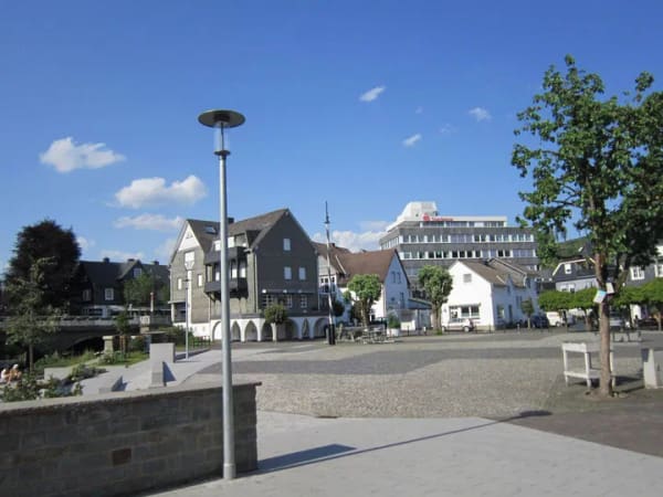 Immobilie in Bad Berleburg - Wohn- und Geschäftshaus im Zentrum von Bad Berleburg, direkt am Marktplatz. - Bild 2