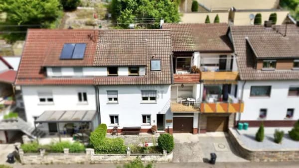 Immobilie in Geislingen an der Steige - VIEL PLATZ, VIEL POTENZIAL: 2–3-FAMILIENHAUS MIT SÜD-BALKONEN, TERRASSEN & TRAUMHAFT GRÜNER AUSSICHT - Bild 1