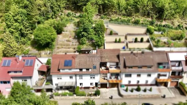 Immobilie in Geislingen an der Steige - VIEL PLATZ, VIEL POTENZIAL: 2–3-FAMILIENHAUS MIT SÜD-BALKONEN, TERRASSEN & TRAUMHAFT GRÜNER AUSSICHT - Bild 2