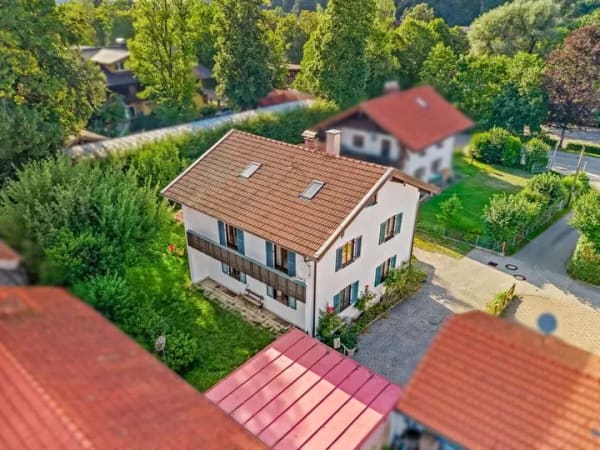 Immobilie in Frasdorf - Viel Platz & Potenzial in Frasdorf: Zweifamilienhaus auf 718 m² Grund mit 3 Garagen - Bild 0