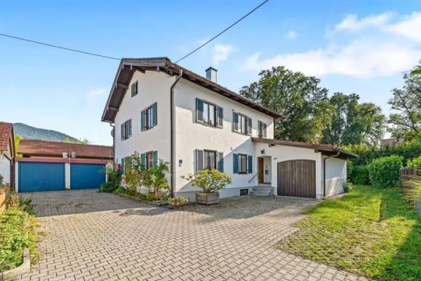 Immobilie in Frasdorf - Viel Platz & Potenzial in Frasdorf: Zweifamilienhaus auf 718 m² Grund mit 3 Garagen - Bild 1