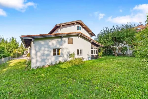 Immobilie in Frasdorf - Viel Platz & Potenzial in Frasdorf: Zweifamilienhaus auf 718 m² Grund mit 3 Garagen - Bild 2