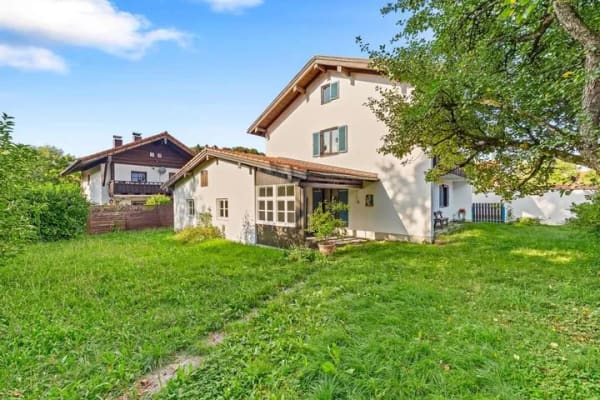 Immobilie in Frasdorf - Viel Platz & Potenzial in Frasdorf: Zweifamilienhaus auf 718 m² Grund mit 3 Garagen - Bild 4