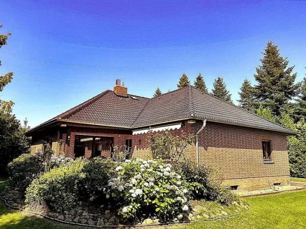 Immobilie in Salzhausen - Charmanter Winkel-Bungalow in zweiter Reihe auf großem Grundstück in zentraler Lage von Salzhausen - Bild 1