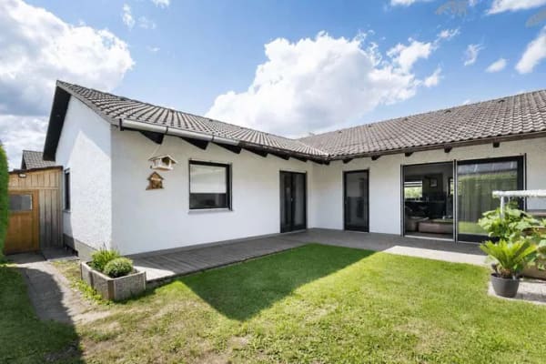 Immobilie in Wartenberg - Großzügiger Bungalow mit offenem Wohnkonzept und hochwertiger Einbauküche - Bild 0