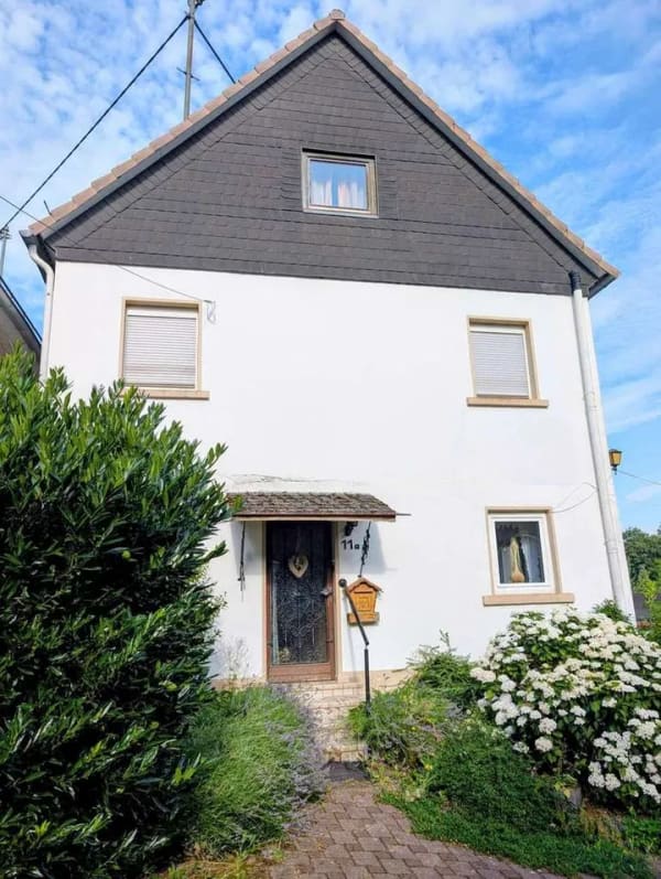 Immobilie in Gummersbach - PROVISIONSFREI: In Lieberhausen: Gemütliches Haus in zweiter Reihe mit 2 Garagen und 2 Scheunen - Bild 0
