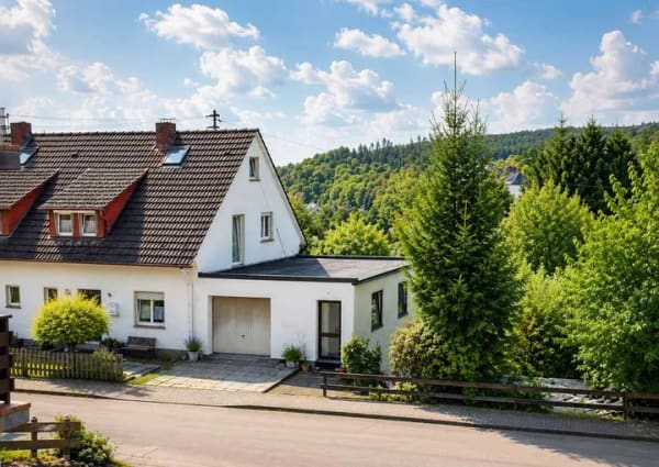 Immobilie in Hilchenbach - Vielseitiges Einfamilienhaus in schöner Lage, Einliegerwohnung möglich - Bild 1