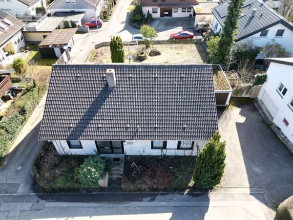 Immobilie in Hildrizhausen - Freistehendes 5 1/2-Zi.-Einfamilienhaus auf riesig. Eckgrundstück - Bild 1