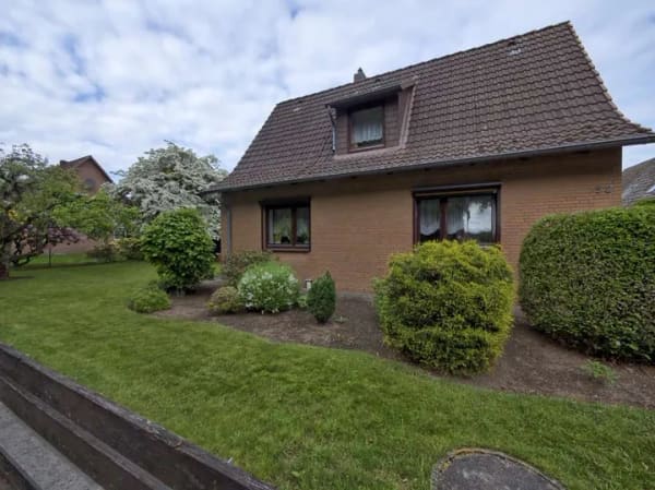 Immobilie in Hohenlockstedt - Gepflegtes Einfamilienhaus mit Nebengebäuden & großem Grundstück - Bild 1
