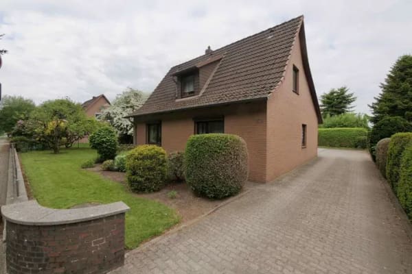 Immobilie in Hohenlockstedt - Gepflegtes Einfamilienhaus mit Nebengebäuden & großem Grundstück - Bild 2
