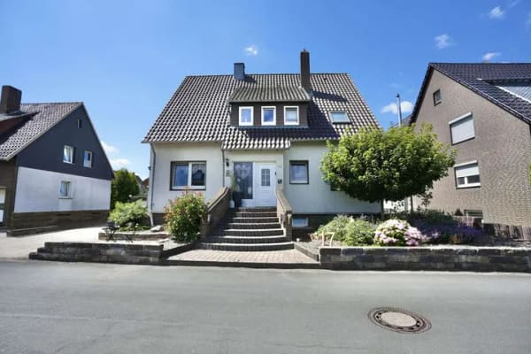 Immobilie in Nordstemmen - Traumhafter Weitblick zur Marienburg | Großzügiges Einfamilienhaus mit separater Wohnebene & Pool - Bild 1