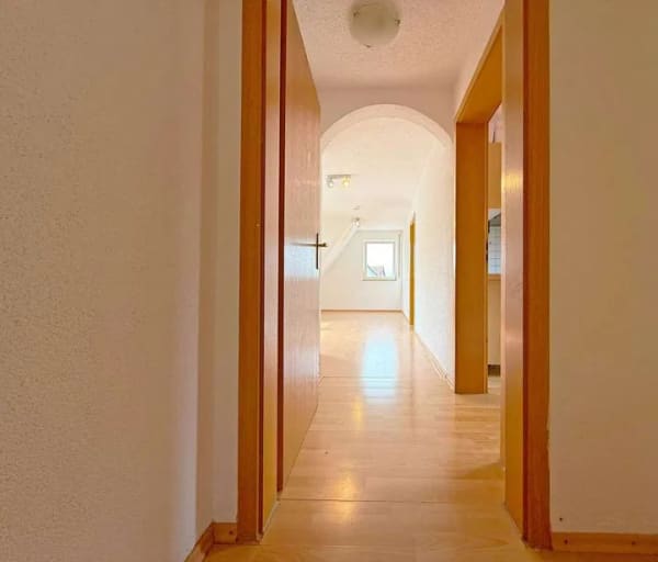 Immobilie in Neckarwestheim - Charmante 3-Zi.-Wohnung mit Einbauküche, Stellplatz und zusätzlichem Dachboden - Bild 1